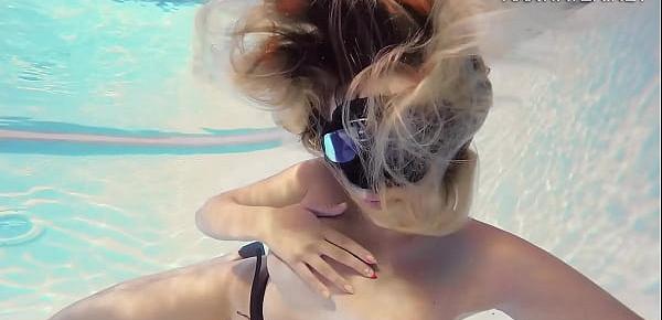 trendsSophie Murena blonde babe masturbating in the pool